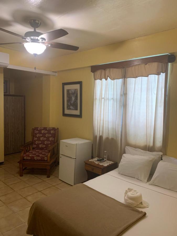 Chaleanor Hotel Dangriga Exterior photo