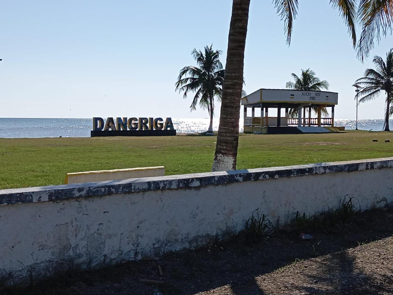 Chaleanor Hotel Dangriga Exterior photo