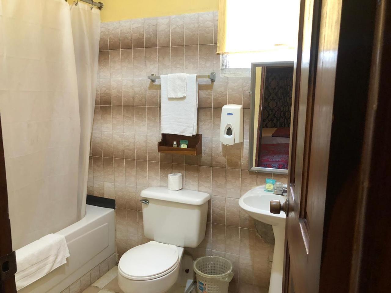 Chaleanor Hotel Dangriga Exterior photo