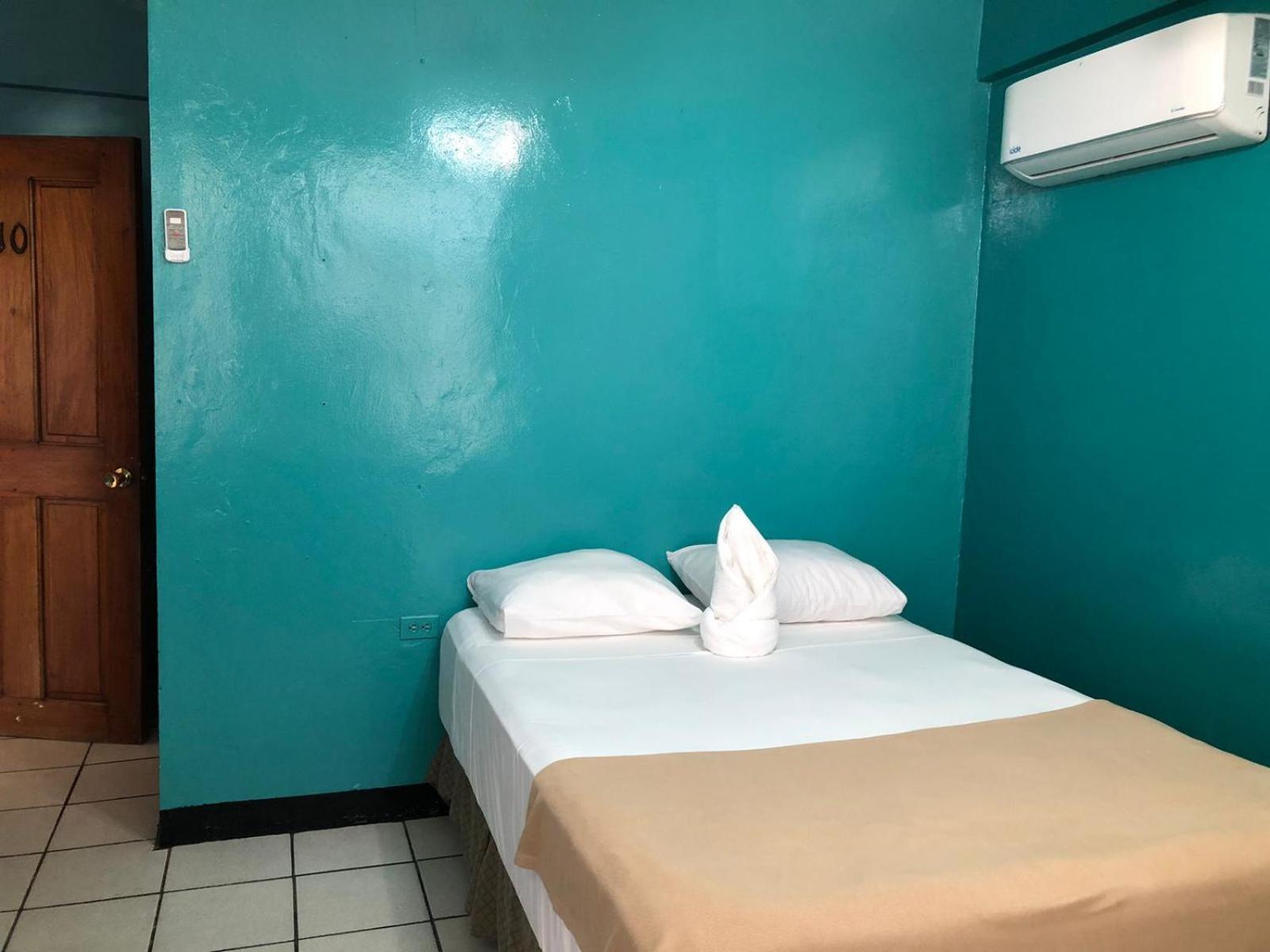 Chaleanor Hotel Dangriga Exterior photo