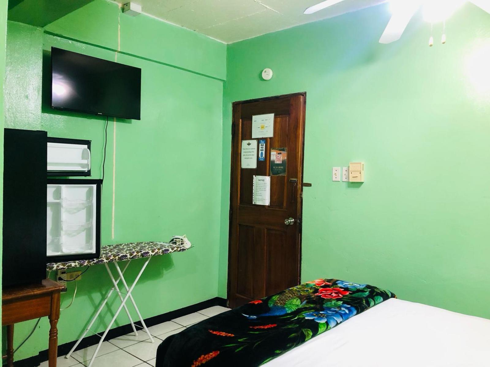 Chaleanor Hotel Dangriga Exterior photo